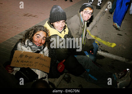 Freunde als Obdachlose auf dem Festival von Pego Spanien gekleidet. Stockfoto