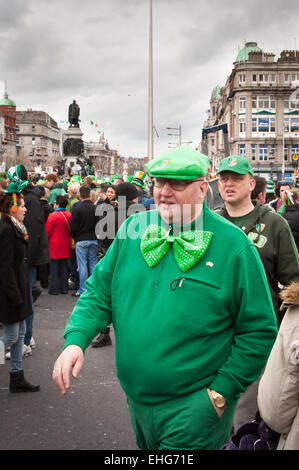 Großer Mann tragen grüne irische Kappe und grüne Kleidung an der St. Patricks Day feiern O' Connell Street, Dublin, Irland Stockfoto