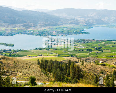 Ansicht von Osoyoos, Britisch-Kolumbien, von der Autobahn 3 "Crowsnest Trail", östlich von Osoyoos, BC, Kanada Stockfoto