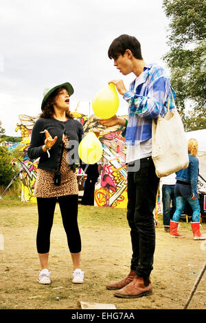 Paar beim Secret Garden Festival Einatmen von Lachgas aus Luftballons. Stockfoto