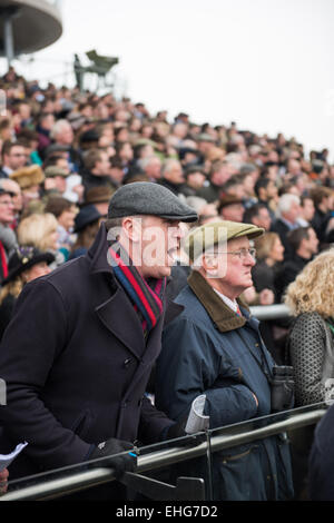 Cheltenham, Vereinigtes Königreich. 13. März 2015. Die vierte und letzte Tag der Cheltenham-Pferderennen-Festival 2015 - ihren Höhepunkt in der Cheltenham Gold Cup - Freitag, 13. März 2015-Credit: Daniel Fisher/Alamy Live-Nachrichten Stockfoto