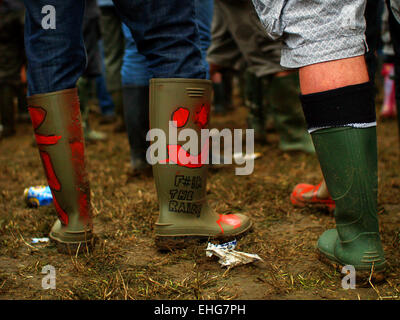 Menschen in Gummistiefeln bei Glastonbury 2008. Stockfoto