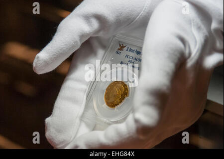 New Bond Street, London, UK.  13. März 2015.  Ein fünf-Dollar-gold-Stück, die 1822 Half Eagle (Schätzung $8 bis $10m), aus den wertvollsten Münzsammlung in privater Hand, die D. Brent Pogue-Kollektion, die zum Verkauf an eine Reihe von Auktionen im Mai 2015 bei Sotheby's New York präsentiert werden.  Der Verkauf wird auf insgesamt 200 Millionen Dollar geschätzt. Bildnachweis: Stephen Chung/Alamy Live-Nachrichten Stockfoto