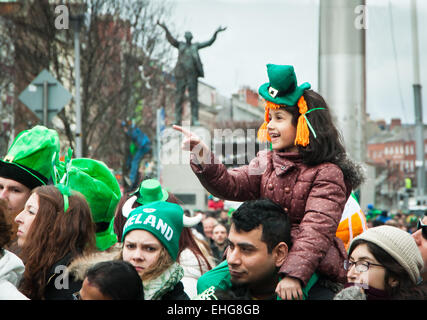 Junge Mädchen genießt die St. Patricks Day Parade am O'Connell Street in Dublin grünen Hut und sitzen auf Vaters Schultern Stockfoto