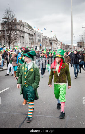 Drei Männer tragen Kobold Mützen und Kleidung Spaziergang in die O' Connell Street in Dublin während der St. Patricks Day feiern Stockfoto