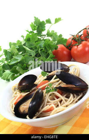 Spaghetti mit Tomaten und Muscheln Stockfoto