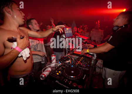 Matthew Bushwacka B DJing im Shake It in einer Lagerhalle in London SE1 am 4. Juli 2009. Stockfoto