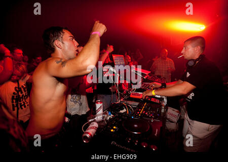 Matthew Bushwacka B DJing im Shake It in einer Lagerhalle in London SE1 am 4. Juli 2009. Stockfoto