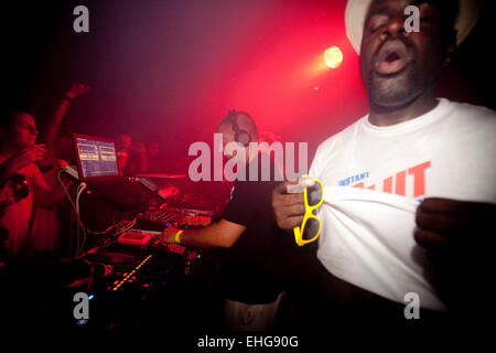 Matthew Bushwacka B DJing im Shake It in einer Lagerhalle in London SE1 am 4. Juli 2009. Stockfoto