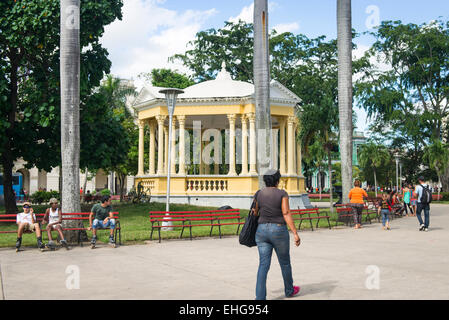 Kuba Santa Clara Parque Leoncio Vidal Bäume Baum Bank Bänke Pavillon Musikpavillon Stockfoto