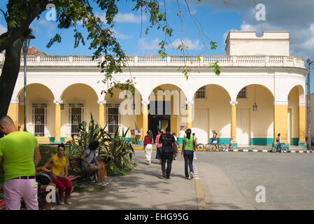 Cuba-Santa Clara Parque Vidal Park quadratische Gebäude Museo de Artes Decorativas Museum für dekorative Kunst 19 c Möbel Befestigungen Stockfoto