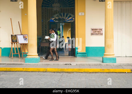 Cuba-Santa Clara Parque Vidal quadratische Parkeingang Museo de Artes Decorativas Museum der dekorativen Kunst 19 c Möbel Befestigungen Stockfoto