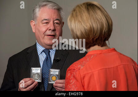 New Bond Street, London, UK.  13. März 2015.  David Redden, Sotheby stellvertretender Vorsitzender, spricht ein Journalist Amerikas berühmteste Münze, die besten bekannten 1804 Silberdollar (Schätzung $8 bis $10 m) und 1822 Half Eagle (fünf-Dollar-gold Stück) festhalten (Schätzung $8 bis $10m).  Beide Münzen sind aus den wertvollsten Münzsammlung in privater Hand, die D. Brent Pogue-Kollektion, die zum Verkauf an eine Reihe von Auktionen im Mai 2015 bei Sotheby's New York präsentiert werden.  Der Verkauf wird auf insgesamt 200 Millionen Dollar geschätzt. Bildnachweis: Stephen Chung/Alamy Live-Nachrichten Stockfoto