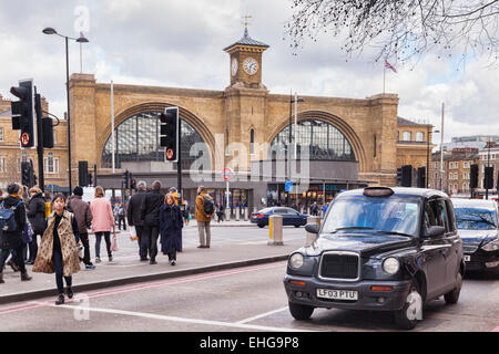 Kings Cross Station, London, England, mit Taxis, Menschen und Verkehr an einem Wintertag. Stockfoto