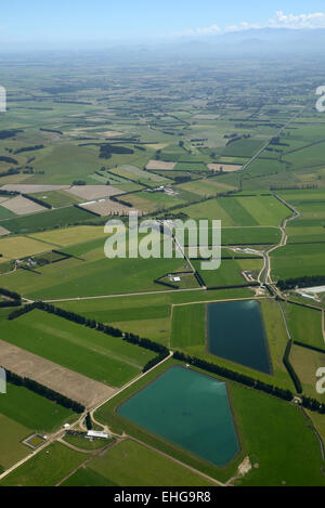 Luftbild der Molkerei und Zuschneiden Betriebe in Canterbury, Südinsel, Neuseeland Stockfoto