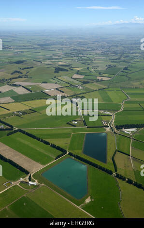 Luftbild der Molkerei und Zuschneiden Betriebe in Canterbury, Südinsel, Neuseeland. Stockfoto