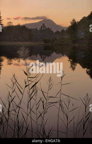 Herbst Himmel nach Sonnenuntergang, Loch Ard. Ben Lomond in der Ferne. Stockfoto