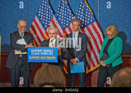 Demokratischen Senator Jack Reed steht mit Senator Claire McCaskill, Etat Director Shaun Donovan und Senator Chuck Schumer während einer Pressekonferenz auffordern Republikaner, Befreiung von der bevorstehenden Sequestrierung Ausgaben Kappen 12. März 2015 in Washington, DC zu unterstützen. Stockfoto