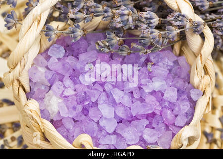 Aromatisches Bad Salz und trockenen Lavendel Stockfoto