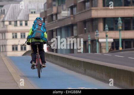 Radfahrer auf die Zyklus-Autobahn überqueren Southwark Bridge, London, UK. Stockfoto