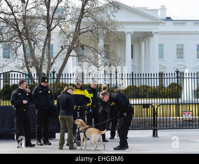 (150313)--WASHINGTON D.C., 13. März 2015 (Xinhua)--Secret Service Agenten Wache im Weißen Haus in Washington, D.C., Hauptstadt der Vereinigten Staaten, 13. März 2015. Für eine US-Bundesbehörde mit einem Namen, der Geheimhaltung suggeriert, ist stellt sich immer wieder im Rampenlicht für negative Berichterstattung eine bittere Ironie. Der Geheimdienst, weithin als das Elite Law Enforcement Team in die Vereinigten Staaten, die den US-Präsidenten schützt und die erste Familie landete selbst in heißem Wasser wieder nach US-Medien Anfang dieser Woche ergab, dass zwei Top Secret-Service durch ein sc barreled Stockfoto