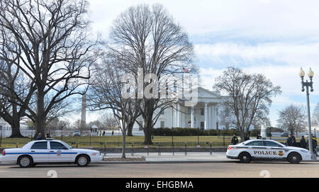 (150313)--WASHINGTON D.C., 13. März 2015 (Xinhua)--Secret Service Agenten Wache im Weißen Haus in Washington, D.C., Hauptstadt der Vereinigten Staaten, 13. März 2015. Für eine US-Bundesbehörde mit einem Namen, der Geheimhaltung suggeriert, ist stellt sich immer wieder im Rampenlicht für negative Berichterstattung eine bittere Ironie. Der Geheimdienst, weithin als das Elite Law Enforcement Team in die Vereinigten Staaten, die den US-Präsidenten schützt und die erste Familie landete selbst in heißem Wasser wieder nach US-Medien Anfang dieser Woche ergab, dass zwei Top Secret-Service durch ein sc barreled Stockfoto