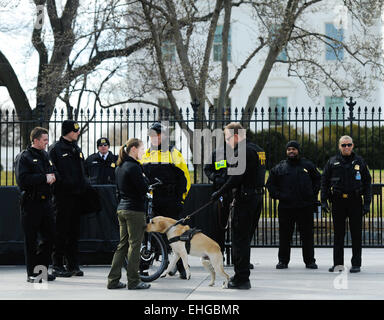 (150313)--WASHINGTON D.C., 13. März 2015 (Xinhua)--Secret Service Agenten Wache im Weißen Haus in Washington, D.C., Hauptstadt der Vereinigten Staaten, 13. März 2015. Für eine US-Bundesbehörde mit einem Namen, der Geheimhaltung suggeriert, ist stellt sich immer wieder im Rampenlicht für negative Berichterstattung eine bittere Ironie. Der Geheimdienst, weithin als das Elite Law Enforcement Team in die Vereinigten Staaten, die den US-Präsidenten schützt und die erste Familie landete selbst in heißem Wasser wieder nach US-Medien Anfang dieser Woche ergab, dass zwei Top Secret-Service durch ein sc barreled Stockfoto