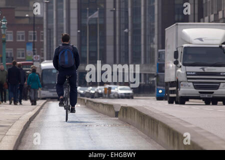 Radfahrer auf die Zyklus-Autobahn überqueren Southwark Bridge, London, UK. Stockfoto