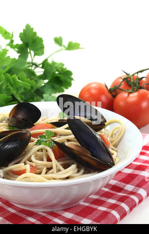 Spaghetti mit Muscheln, Tomaten und Petersilie Stockfoto