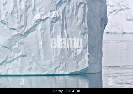 Antarktis, Antarktische Halbinsel. Großer tabellarischer Eisberg aus nächster Nähe. Stockfoto