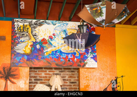 Cuba-Santa Clara Nachtclub Bar Café Cafeteria Restaurante Restaurant lokale Kunst Arbeit Malerei Sonnenschirm Sonnenschirme Stockfoto
