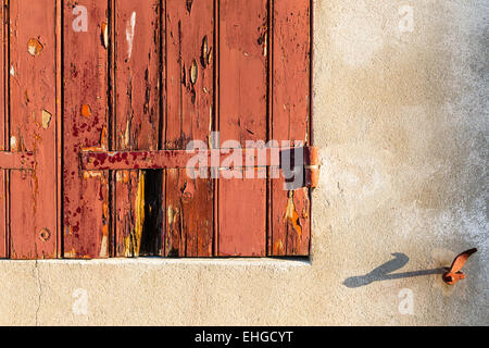Abblätternde Farbe an Fenster Rolladen in Le Grau du Roi, Frankreich Stockfoto