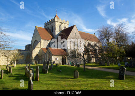 Anglikanische Pfarrkirche St. Maria und St. Blasius in Skelettteile West Sussex. Wintersonne, die Beleuchtung der Kirche. Stockfoto