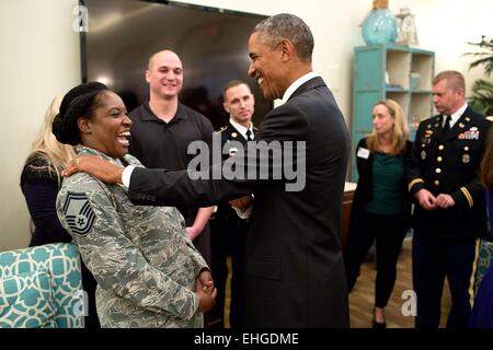 US-Präsident Barack Obama spricht mit Soldaten und deren Familien im Rahmen eines Ehepartners Militär Wertschätzung Empfangs an der Harbor Bay Community Center 16. September 2014 in Tampa, Florida. Stockfoto