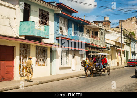 Kuba Santa Clara street Straße Szene Pferd Wagen Falle ÖPNV Busreisende Stockfoto