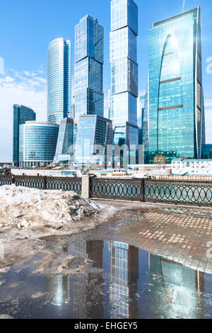 städtischen Frühlingslandschaft mit Blick auf die Stadt Moskau und schmelzenden Schnee Pfütze Stockfoto