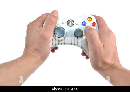 Egoperspektive einer Person mit einem Xbox 360 Microsoft Controller spielen Stockfoto