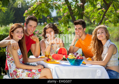 Viel Spaß im Park. Junge Menschen, die eine gute Zeit im Park lachen Stockfoto