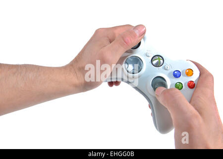 Egoperspektive einer Person mit einem Xbox 360 Microsoft Controller spielen Stockfoto