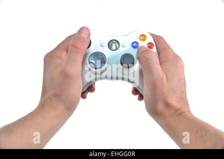 Egoperspektive einer Person mit einem Xbox 360 Microsoft Controller spielen Stockfoto