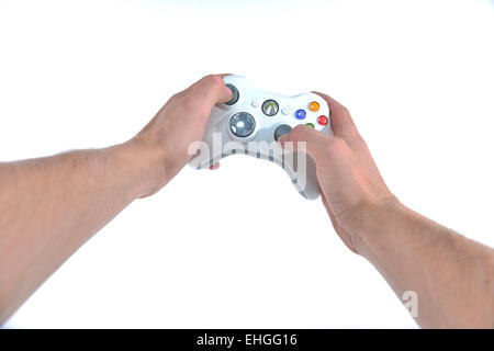 Egoperspektive einer Person mit einem Xbox 360 Microsoft Controller spielen Stockfoto