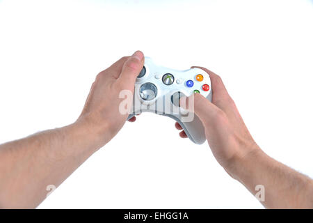 Egoperspektive einer Person mit einem Xbox 360 Microsoft Controller spielen Stockfoto