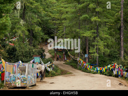 BHUTAN - Trail Taktshang Goemba (der Tiger Nest Kloster), links und das Teehaus auf der rechten Seite. Stockfoto