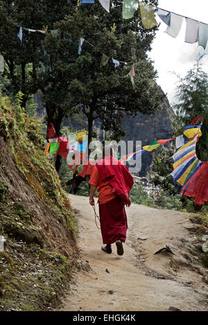 BU00333-00... BHUTAN - Wanderungen ein buddhistischer Mönch den steilen Weg hinauf zu Takshang Goemba, (der Tiger Nest Kloster). Stockfoto