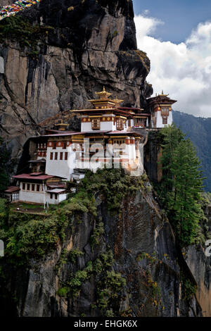 BHUTAN - Taktshang Goemba, (der Tiger Nest Kloster), thront auf der Seite einer Klippe hoch über dem Paro Tal. Stockfoto