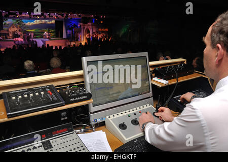 Ein Techniker Spezialeffekte hinzugefügt die Aktion während einer live-Bühne-performance Stockfoto