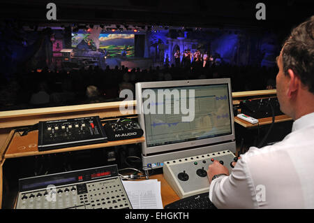 Ein Techniker Spezialeffekte hinzugefügt die Aktion während einer live-Bühne-performance Stockfoto