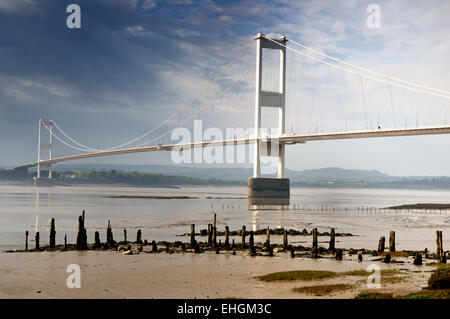 Die ersten Severn-Hängebrücke über den Severn Mündung gegenübergestellt mit den Resten einer Anlegesteg und ältere Kreuzung. Stockfoto