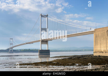 Die älteren Severn-Hängebrücke über den Severn Mündung bei Ebbe an einem sonnigen Tag Stockfoto