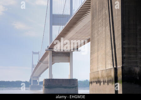 Die älteren Severn-Hängebrücke über den Severn Mündung bei Ebbe an einem sonnigen Tag Stockfoto